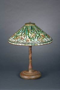 Lampe de table avec abat-jour vert à jonquilles, vers 1898-1905